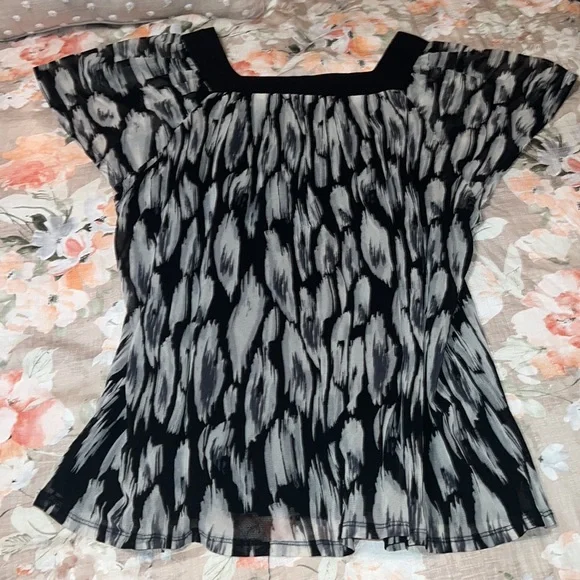 Black and white printed blouse - Picture 3 of 4